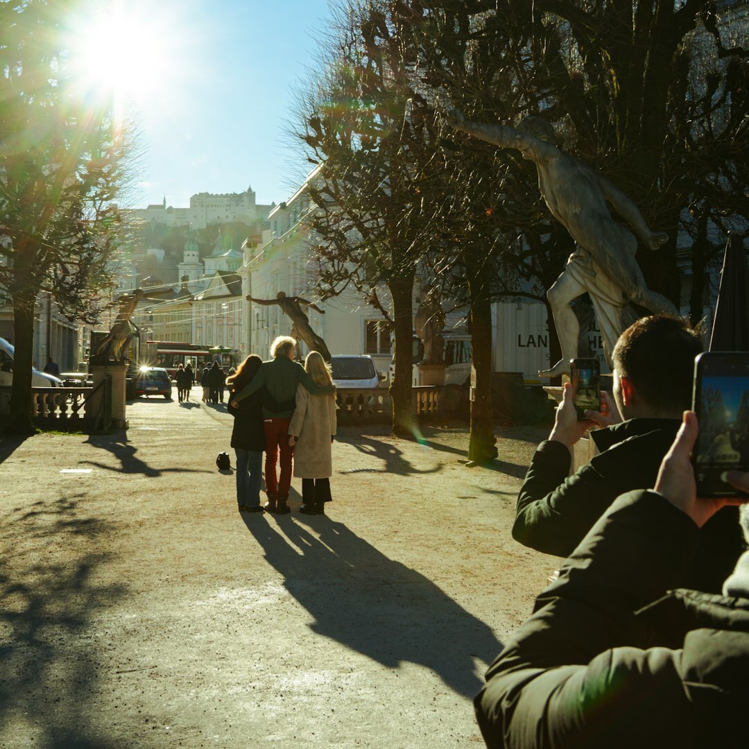 Jeune apprenti journaliste filmant une interview dans la rue