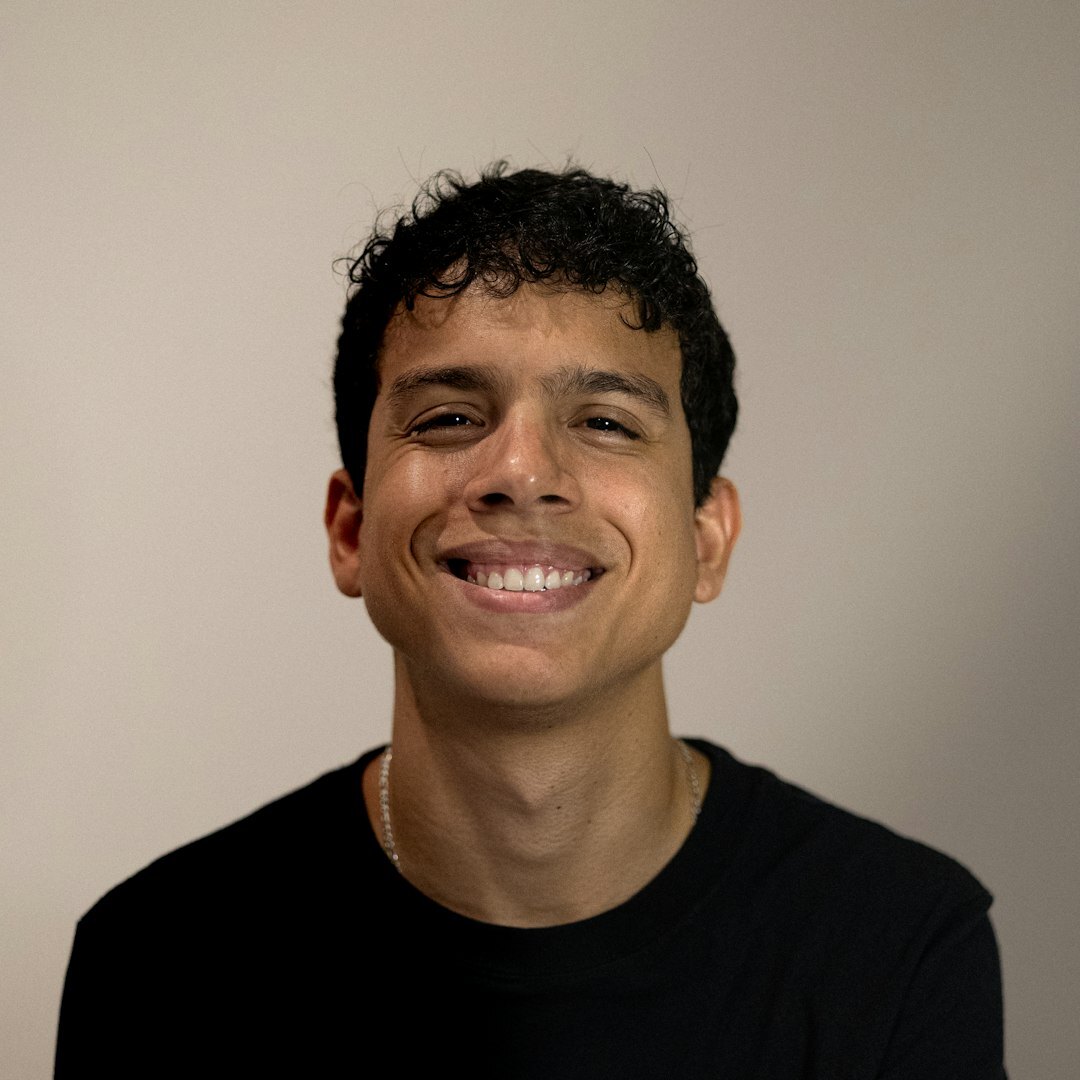 Formateur en journalisme vidéo souriant dans un studio