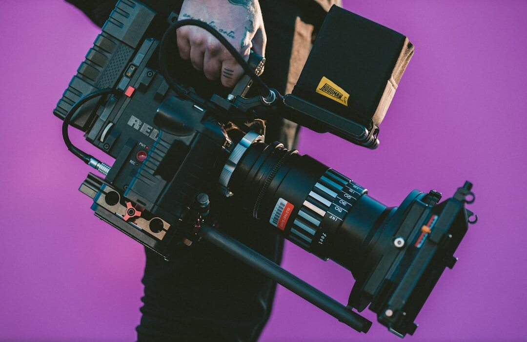 Caméra professionnelle et micro-perche sur un plateau de reportage